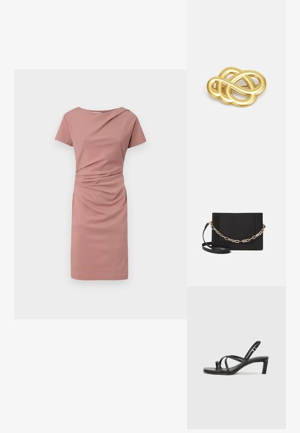 Šviesiai rožinė trumpomis rankovėmis suknelė, turinti apvalų iškirpimą, drapiruotą priekinį detalę ir laisvą siluetą, kuris krenta virš kelių.; Juodi šlepetės su kvadratiniu pirštu ir žemu bloku kulnu. Yra keli ploni dirželiai ir reguliuojamas kulkšnies diržas. Pagaminti iš lygios odos.; Juodas odinis per petį nešiojamas krepšys turi lygų paviršių, stačiakampio formą ir metalinę grandinėlę priekyje. Pridedama reguliuojama dirželis.; Aukso tono sagė, pasižyminti mazgo dizainu su glotniais, kreivais linijomis ir sudėtinga forma, atspindinčia poliruotą paviršių.