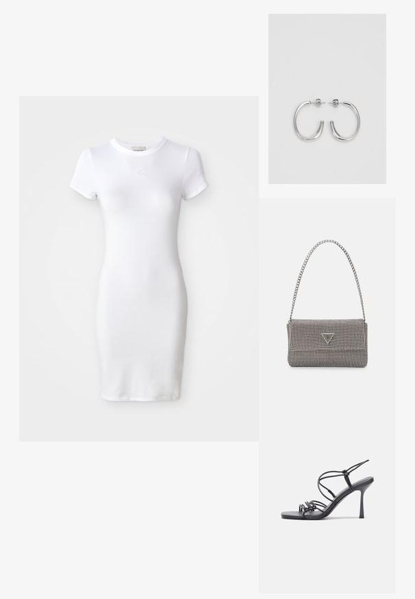 Bela bombažna obleka s kratkimi rokavi, prilegajoče se oblike in okroglim izrezom. Vsebuje majhen vezen logotip na prsih.; Črne visoke sandale na peto imajo tanke naramnice z vozlom, gladek kvadratni toe in eleganten stiletto peto.; Svetlo siva kovinska torbica z verižnim ročajem, okrašena z majhnimi okroglimi kovinskimi bleščicami in trikotnim logotipom blagovne znamke.; Srebrne obročaste uhane z gladko, sijočo površino. Zaobljena oblika, lahka zasnova, z zapiranjem na zatič.
