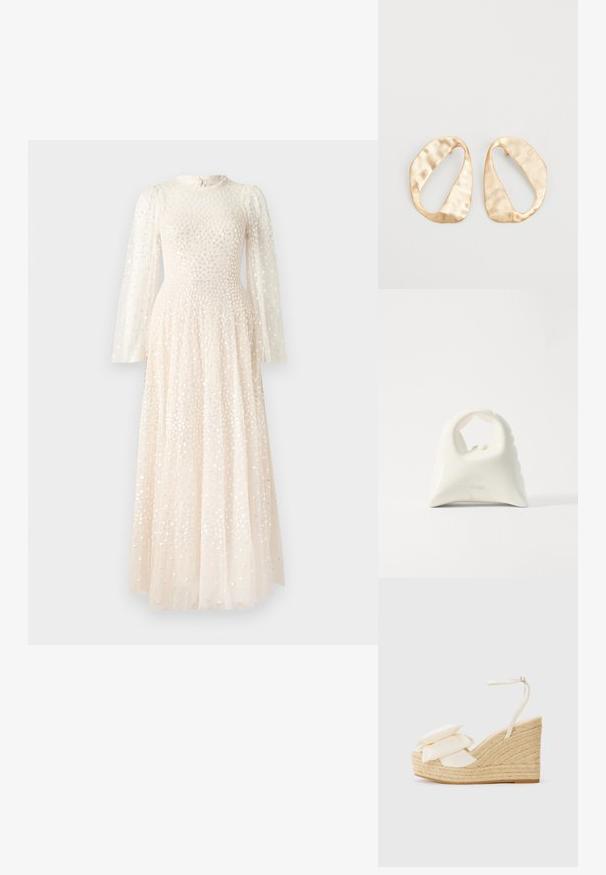 Needle & Thread SCATTER ROUND NECK GOWN - Ballkleid - off white; Keilsandale mit einer natürlichen Jute-Plattform, cremefarbenem Stoff-Obermaterial und zwei geschichteten Blumenakzenten; verfügt über einen dünnen Fesselriemen mit Schnalle.; Weiße Handtasche mit einem strukturierten, geschwungenen Design. Verfügt über einen auffälligen Griff und einen abgerundeten Boden, mit einer glatten Oberfläche und minimalem Beschlag.; Ein Paar unregelmäßige, oval geformte Ohrringe aus goldfarbenem Metall mit einer strukturierten, leicht gehämmerten Oberfläche auf weißem Hintergrund.
