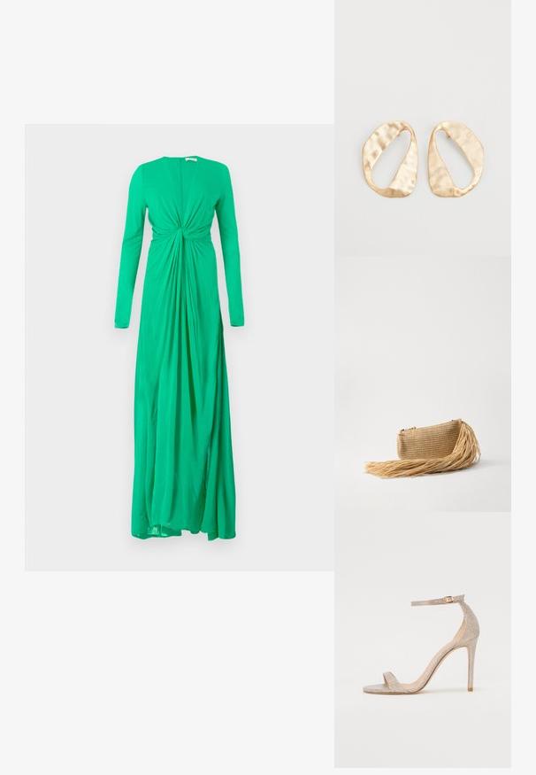 Zelené šaty s dlhými rukávmi a detailom so zberaním v páse, vyrobené z mäkkého materiálu, s hlbokým výstrihom a voľnou sukňou.; Sandále na vysokom päte s remienkami v metalickej ružovej zlate, s štruktúrovaným zvrškom, otvorenou špicou a remienkom na členku so zlatou sponou.; Cult Gaia VIERA - Listová kabelka - natural; Pár nepravidelných oválnych zlatistých kovových náušníc s textúrovaným, mierne rozbitým povrchom na bielom pozadí.