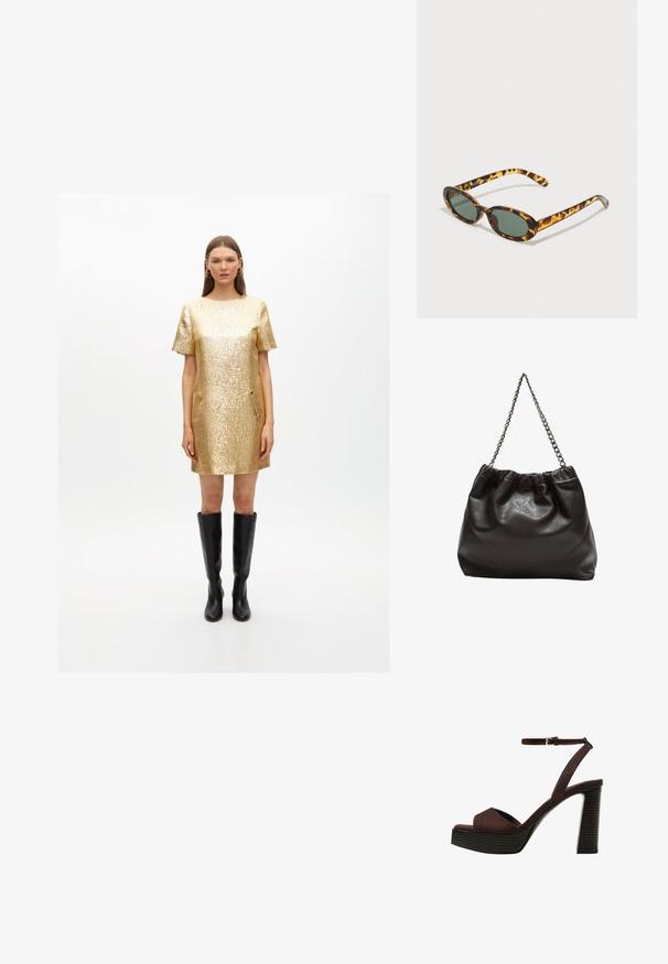 Zlaté metalické krátké šaty s texturovaným povrchem, krátkými rukávy a bočními kapsami. Vykoupeno s koženými botami až po kolena v černé barvě.; Hnědé semišové sandály na vysokém podpatku s otevřenou špičkou, nastavitelným páskem kolem kotníku a proužkovou platformou.; Tortoise shell sluneční brýle s oválnými obrubami, tmavě zelenými skly a štíhlými straničkami. Obsahují decentní logo na straně.; Hnědá kožená taška se sbíraným vrškem a řetízkovým popruhem. Hladký povrch s lesklým finišem a jemným švem na bocích.