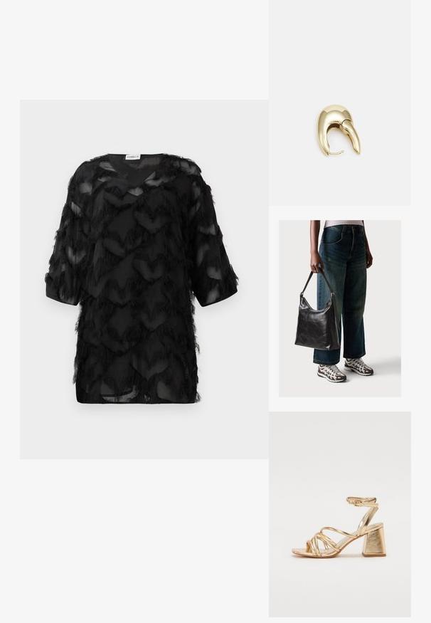 Fekete áttetsző blúz háromnegyedes ujjakkal, textúrált cikk-cakk frufru mintával és V nyakkivágással, egy fehér háttér előtt bemutatva.; Arany fémes sarkú szandál, mely jellemzője a pántos dizájn, négyzet alakú blokk sarok és állítható bokaheveder csattal. Sima textúra.; Fekete bőr válltáska sima textúrával és állítható pánttal, melyet elnyűtt, bő szárú farmernadrággal és sportcipőkkel párosítottak.; Aranyszínű fém fülbevaló, elegáns, ívelt formával. Különleges hegyes alak, fényes felszín és zsanéros záródás jellemzi.