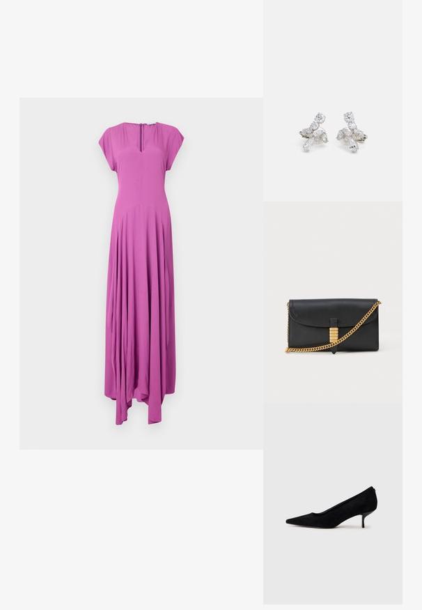 Lang, ermeløs kjole i livlig rosa. Laget av mykt stoff med avslappet passform, har V-hals og flytende, samlet skjørt.; Sorte semskede høyhælte sko med spiss tå og slank, lav hæl. Glatt tekstur med et elegant design, uten synlig maskinvare.; Svart skinnkoffert med brett-flap, gullkjedehank og dekorativt gullakcent med hevede bokstaver, glatt tekstur.; Sølvfargede øreringer med klare, glitrende steiner i forskjellige former, inkludert runde og marquise, arrangert i et blomsterdesign.