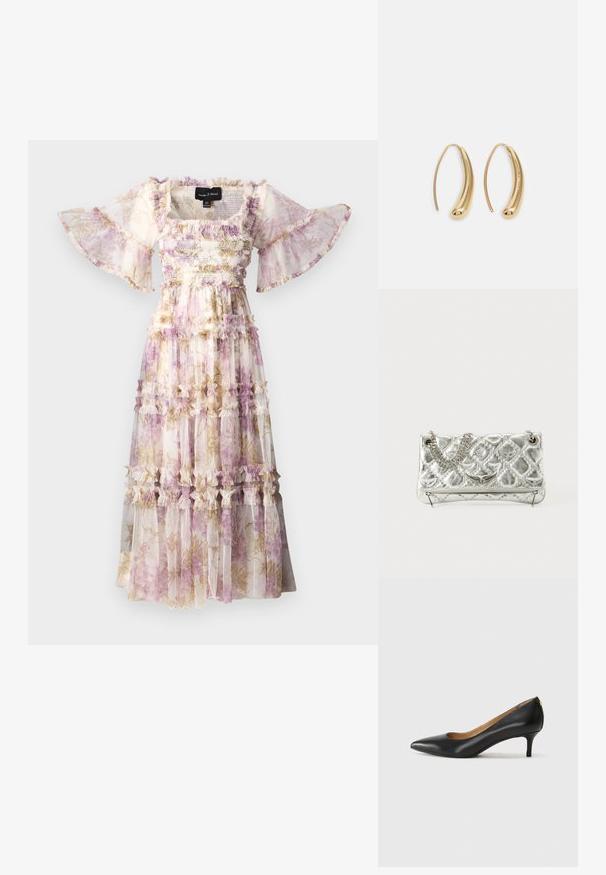 Needle & Thread WISTERIA FANTASY SMOCKED GOWN - Alkalmi viselet - exclusive moonshine; Fekete bőrpumpa hegyes orral, alacsony sarokkal és sima felülettel. Elöl enyhe nyílással rendelkezik, hátul pedig minimális részletezéssel.; Ezüst színű fémes kézitáska lánckarral, steppelt textúrával, díszített varrással és cipzáros záródással. A fonákján domború részletek találhatók.; Aranyszínű fémből készült karika fülbevalók ívelt, hosszúkás formával. Simaságával és fényes felületével, valamint lekerekített végével további részletekkel bővül.