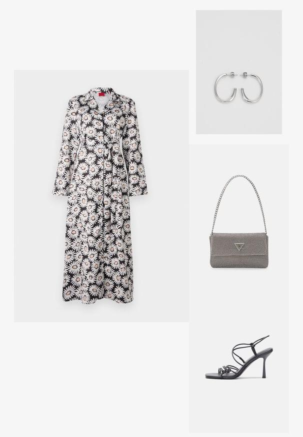 Lang morgenkåbe med blomsterprint i sort med hvide margueritter og orange accenter, med lange ærmer, krave og bånd i taljen. Glat stofstruktur.; Sorte højhælede sandaler med tynde stropper og en knyttet design, en glat firkantet tå og en slank stiletto hæl.; Lys grå metallisk håndtaske med kædestrop, dekoreret med små runde metalliske studs og et trekantet brandlogo.; Sølv hoop øreringe med en glat, skinnende overflade. Rundet form, letvægtsdesign med post-back lukning.