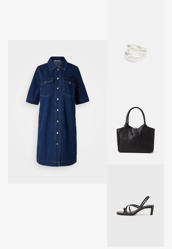 Traper haljina u tamnoplavoj boji, s kratkim rukavima, prednjim zatvaranjem na dugmad, dva džepa na prsima i srebrenim detaljima.; Crne sandale s trakama, kvadratnim prstom i niskom blok petom. Ima više tankih trakica i podesivu trakicu oko gležnja. Izrađene su od glatke kože.; Crna kožna torba za nošenje s glatkom teksturom, strukturiranim oblikom, dvije ručke i istaknutim srebrnim kopčanjem na prednjoj strani.; Srebrna dvostruka prsten s glatkom, poliranom površinom. Karakterizira ga fluidan, zakrivljen dizajn s preklapajućim sekcijama za moderan izgled.