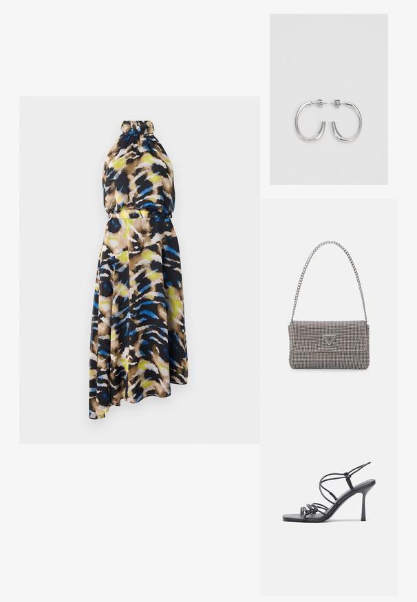 A könnyű anyagból készült, nyakpántos ruha többszínű absztrakt mintázattal rendelkezik, melyben barna, kék és zöld árnyalatok keverednek, aszimmetrikus aljjal.; Fekete magas sarkú szandálok vékony pántokkal, csomózott mintával, sima négyzetes orral és karcsú stiletto sarkal rendelkeznek.; Világosszürke fémes kézitáska lánc pánttal, kis kör alakú fém kifinomult díszítéssel és háromszög alakú márkagéppel.; Ezüst karika fülbevalók sima, fényes felülettel. Lekerekített forma, könnyű kialakítással, tűs zárómechanizmussal.