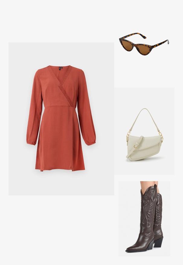 Šatôčka v rustikálnej farbe s dlhými balónovými rukávmi, s prekrývajúcim sa dizajnom, textúrovanou látkou a dekoračným čipkovým lemovaním pozdĺž výstrihu.; Hnedé kožené kovbojské topánky s špicatou špičkou a blokovým podrážkou, so zložitým prešívaním a vyvýšenými akcentmi na puzdre.; Mačacie slnečné okuliare s čiernym a oranžovým želvovinovým rámom, hnedými sklami a elegantnými, špicatými koncami. Obsahujú minimalistické logo na spánku.; Malá krémová kabelka s textúrovaným povrchom, dlhým nastaviteľným popruhom, reťazovým detailom a klopovým uzáverom. Zlaté kovové prvky.