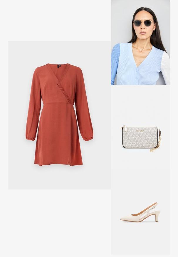 Šaty v barvě rzi s dlouhými balónovými rukávy, zavinovacím střihem, texturovanou látkou a ozdobným krajkovým lemem kolem výstřihu.; Bílé lodičky na podpatku s špicatou špičkou, hladkým svrškem, nízkým blokovým podpatkem a designem s bočním výřezem se stahovací sponou.; Kulaté sluneční brýle s tmavými čočkami a zlatými rámy. Modelka má na sobě světle modrý žebrovaný kardigan s knoflíky a kontrastními bílými rukávy.; Kabelka na zápěstí Michael Kors v béžové potažené plátno s opakujícím se vzorem loga MK, zlatými kovovými doplňky a odnímatelným řetízkovým popruhem.