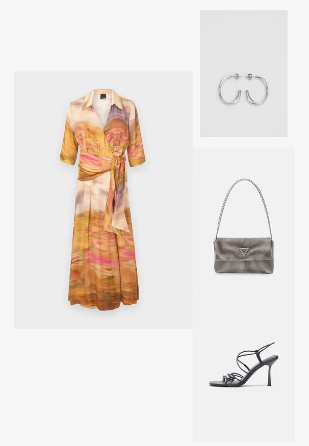 Šaty vo voľnom strihu z ľahkého materiálu, s multicolor abstraktným vzorom v odtieňoch ružovej, oranžovej a žltej. Krátke rukávy a viazaný pás.; Čierne sandále na vysokom podpätku majú tenké remienky s uzlovým dizajnom, hladký štvorcový špičku a elegantný stiletto podpätok.; Svetlošedá metalická kabelka s reťazovým popruhom, ozdobená malými kruhovými kovovými štítkami a trojuholníkovým logom značky.; Strieborné kruhové náušnice s hladkým a lesklým povrchom. Okrúhly tvar, ľahký dizajn, s uzáverom na kolík.