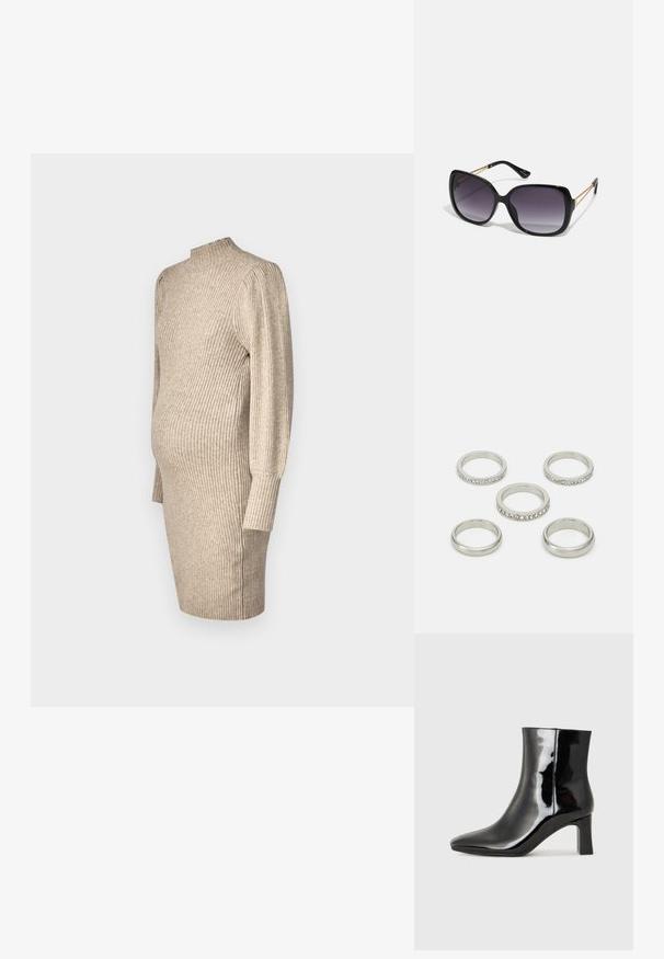 Stickad gravidklänning i ljusbeige, med hög krage, ribbad textur, långa ärmar och en figurnära silhuett med sidofickor.; Svart lackläder ankelboot med spetsig tå och en medelhög klack. Slät textur och minimalistisk design.; Svarta överdimensionerade solglasögon med gradientlinser, tjocka bågar och kedjedetaljer i guldton vid tempelarmarna.; Sats av fem silverringar i olika designer, inklusive en med en rad klara stenar. Slät och reflekterande metallfinish.