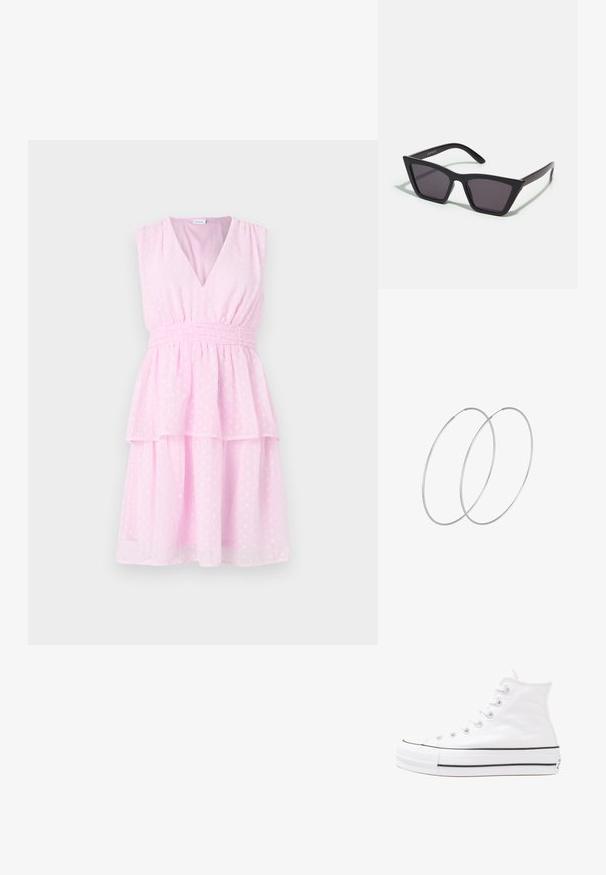 Rožinė suknelė su V formos dekoltė, be rankovių dizainu, sluoksniuota ir tekstūruotais taškeliais. Pasižymi susiraukšlėjusia juosmens dalimi, suteikiančia prigludusį vaizdą.; Balti aukštakulniai drobės sportbačiai su juodu guminio pado, priekinio guminio piršto dangteliu ir šešiais akytėmis raištams, pasižymintys švariu, minimalistiniu dizainu.; Juodos, kampuotos saulės akinios su pilkais stiklais; pagaminti iš plastiko, su storomis šakėmis, turinčiomis lygų paviršių ir be matomų detalių.; Sidabrinės pusmėnulio auskarai minimalistiniu dizainu. Apskritimo forma, lygus paviršius ir plonas profilis. Lengvi su poliruotu apdailu.