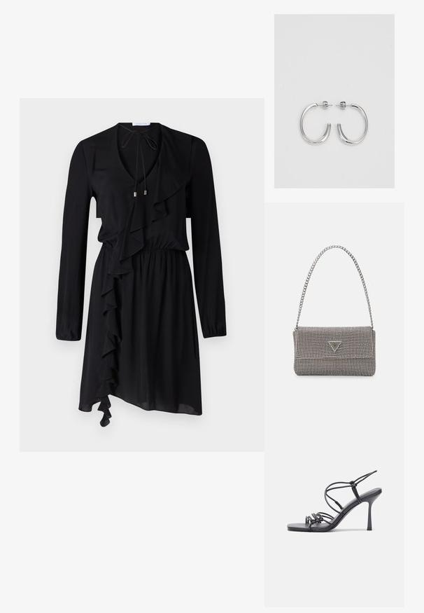 Patrizia Pepe ABITO DRESS - Denné šaty - nero; Čierne sandále na vysokom podpätku majú tenké remienky s uzlovým dizajnom, hladký štvorcový špičku a elegantný stiletto podpätok.; Svetlošedá metalická kabelka s reťazovým popruhom, ozdobená malými kruhovými kovovými štítkami a trojuholníkovým logom značky.; Strieborné kruhové náušnice s hladkým a lesklým povrchom. Okrúhly tvar, ľahký dizajn, s uzáverom na kolík.