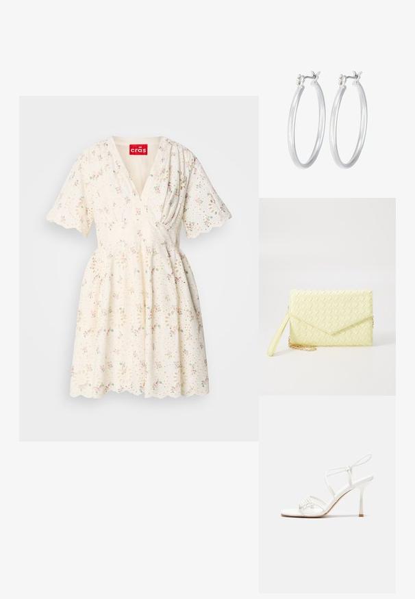 Balta suknelė su rožių ir žalių gėlių raštu, V formos iškirpte, trumpomis rankovėmis ir nelygiu kraštu. Akytos medžiagos tekstūros detalė.; Baltas dirželis su aukštu kulnu sandalai su plokščiu pirštu, tekstūruota priekinė dalis su susiraukšlėjimais ir plonas kulkšnies dirželis.; Geltona audinė piniginė su užsegimu, nuimamą rankinę juostą ir auksinį akcentą. Lygi tekstūra ir stačiakampis forma.; Sidabriniai auskarai su sklandžiu, poliruotu paviršiumi. Apvalios formos ir saugus uždarymo mechanizmas. Lengvas dizainas, tinkantis kasdieniam dėvėjimui.