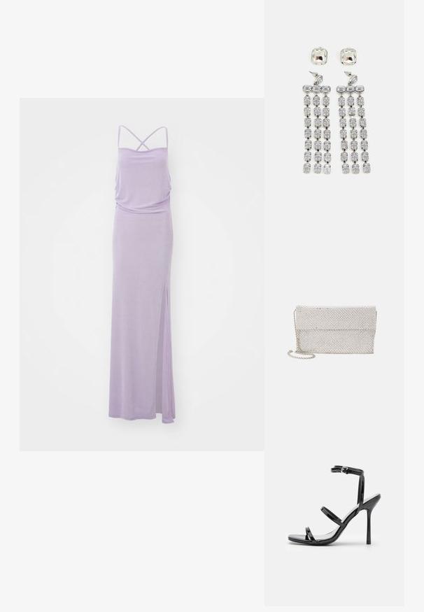 Dolga sivkasta obleka s spaguetti naramnicami, sproščenega kroja, z nabranim korpusom in stranskim razporkom. Gladka tekstura, minimalistična zasnova in enotna barva.; Črne lakirane sandale s visokim petami, ki imajo tri vodoravne trakove in nastavljiv gleženjski trak. Eleganten dizajn in sijoča površina.; Srebrna mrežasta torbica s teksturiranim, tkanim dizajnom, koja ima preklopni poklopac i uklonjivu lančanu naramenicu za nošenje.; Kristalni uhani s srebrnim osnovnim materialom, ki vsebujejo kvadratne uhančke in kaskadne vrste pravokotnih ter osmerokotnih kristalov.