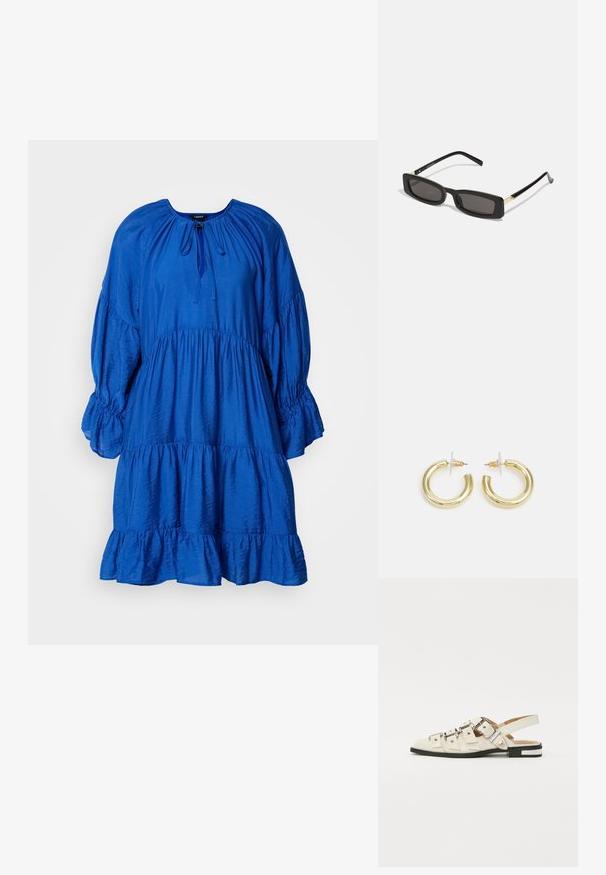 Plava, slojevita haljina s okruglim izrezom, napuhanim rukavima i nabranim strukom. Napravljena od teksturirane tkanine s blagim sjajem.; Sandalice sa zatvaračem u bijeloj koži s višestrukim širokim trakama i srebrnim kopčama; ravni potplat s malim crnim potpeticama i metalnim akcentima.; Crne pravokutne sunčane naočale s tamnim lećama, sjajnim plastičnim okvirom i zlatnim akcentima na sljepoočnicama. Minimalistički dizajn i elegantan oblik.; Zlatne kružne naušnice s glatkom, sjajnom završnom obradom. Kružni dizajn s malom potporom i prozirnom podlogom za sigurno nošenje.