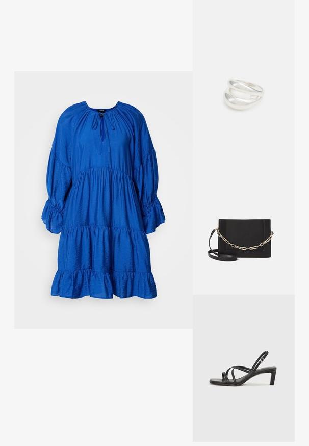Modrá, vrstvená šaty s okrúhlym výstrihom, bufetovými rukávmi a gumičkou v páse. Vyrobené z textúrovanej látky s jemným leskom.; Čierne sandále na vysokom podpätku so štvorcovou špičkou a nízkym blokovým podpätkom. Obsahujú viacero tenkých popruhov a nastaviteľný členkový popruh. Vyrobené z hladkej kože.; Čierna kožená crossbody taška s hladkou textúrou, obdĺžnikovým tvarom a kovovým reťazovým detailom na prednej strane. Súčasťou je nastaviteľný popruh.; Strieborný prsteň s dvojitým pásikom s hladkým, lesklým povrchom. Má plynulý, zakrivený dizajn s prekryvajúcimi sa časťami pre moderný vzhľad.