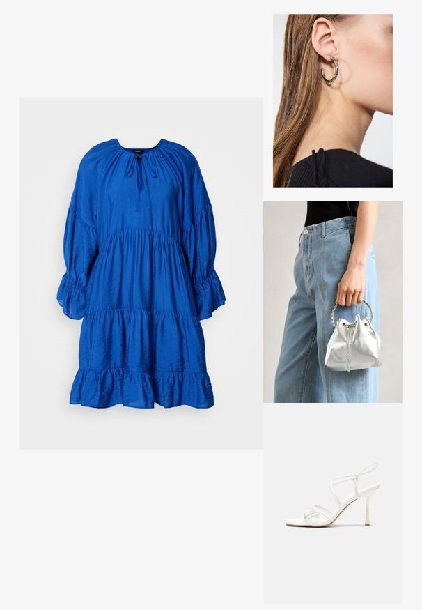 Sinine, mitmetasandiline kleit ümarate kaelustega, puhvvarrukate ja kogutud vöökohaga. Valmistatud tekstuursest kangast pehme läikega.; Valge rihmadega kõrge kontsaga sandaal, millel on lamedad varbatoed, tekstuuriga esiosa kogutud detailidega ja kitsas pahkluu rihm.; Metallik hõbedane ämbritask, millel on tekstuurne viimistlus, kaunistatud hõbeda ümmarguse käepideme ja tõmbluku sulgemisega, hoituna helesiniste teksade vastu.; Hõbedane rõngas kõrvarõngas poleeritud viimistlusega, millel on väikesed kuldsed aktsendid ja ümmargune kuju, kantud lobus.