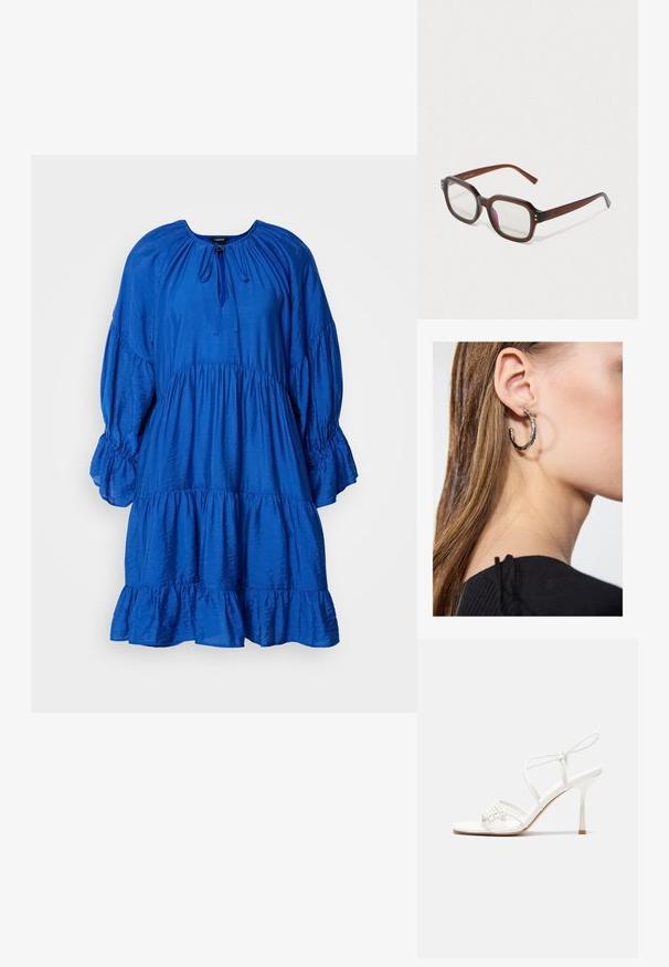 Blauwe, gelaagde jurk met een ronde halslijn, puffmouwen en een geraffineerde taille. Gemaakt van textiel met een zachte glans.; Witte strappy hoge hak sandaal met een platte tenenbasis, gestructureerde voorkant met geplooide accenten, en een slanke enkelband.; Bruine doorzichtige rechthoekige bril met heldere lenzen, een lichte paarse reflectie en kleine gouden decoratieve stippen op de voorhoeken.; Zilveren oorbel met een gepolijste afwerking, met kleine gouden accentdetails en een ronde vorm, gedragen op de oorlel.