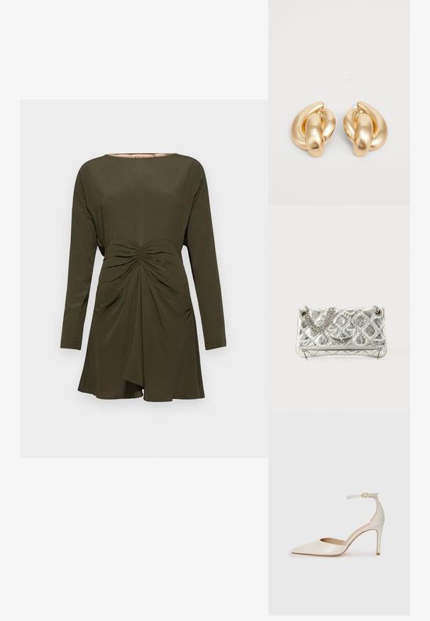 Vestido verde oliva com mangas longas, apresentando um decote redondo e detalhes franzidos na cintura. Feito de um tecido liso e leve.; Sapato de salto alto em pele branca com biqueira pontiaguda, faixa no tornozelo e um salto fino de stiletto. Textura suave com um leve acabamento brilhante.; Bolsa metálica prateada com pega de corrente, textura acolchoada, costura decorativa e fecho com ziper. Apresenta detalhes em relevo na parte frontal.; Brincos em metal dourado com um design torcido, apresentando uma superfície lisa e brilhante e formas arredondadas. Cada um mede aproximadamente 5 cm.