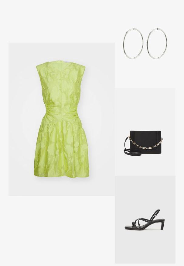 Haljina limete zelene boje od lagane, teksturirane tkanine s cvjetnim uzorkom; prilagođeni korzet, razrezana suknja i zatvaranje na zatvarač na leđima.; Crne sandale s trakama, kvadratnim prstom i niskom blok petom. Ima više tankih trakica i podesivu trakicu oko gležnja. Izrađene su od glatke kože.; Crna kožna torba preko tijela s glatkom teksturom, pravokutnim oblikom i metalnim lancem na prednjoj strani. Uključena je podesiva naramenica.; Srebrne kružne naušnice s glatkom, poliranom površinom. Kružni oblik, dosljedna širina, dizajnirane za laku kopču. Jednostavne i elegantne.