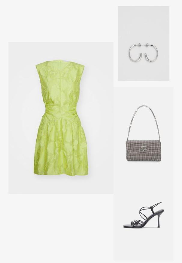 Lime zaļas krāsas kleita no viegla, strukturēta auduma ar ziedu rakstu; pieguļoša augšdaļa, izplestais svārks un aizmugurējā rāvējslēdzēja aizdare.; Melnas augstpapēžu sandales ar plāniem siksniņām un mezgla dizainu, gluda kvadrātveida purngalu un elegantu stiletto papēdi.; Gaiši pelēka metāla rokassoma ar ķēdes siksnu, rotāta ar mazām apaļām metāla kniedēm un trīsstūra zīmola logo.; Sudraba riņķveida auskari ar gludu, spīdīgu apdari. Apaļas formas, viegla dizaina, ar aizdari uz stieples.