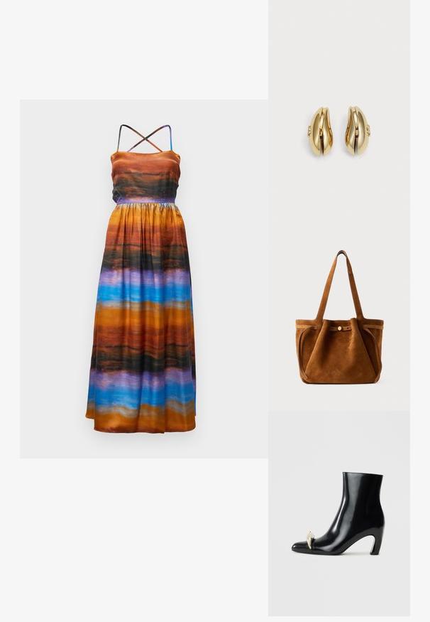 Maxime dress in värgglad tyg med orange, svart, lila och blå horisontella ränder; justerbara spagettistuktar; prövrad midja.; Mustat nilkkurit, jotka on valmistettu kiiltävästä nahasta, ja joissa on terävä kärki sekä koristeellinen kultainen ja hopeinen aksentti edessä. Laiton korko.; Ruskea samettinen kantolaukku, jossa on kaksinkertaiset kahvat, nappikiinnitys ja rento, hieman lörpähtänyt muoto.; Korvatekniikalla muotoillut kultasävytteiset korvakorut. Jokaisessa korvakorussa on sileäpintainen pinta ja pieni lukko, jossa on koristeellinen yksityiskohta.