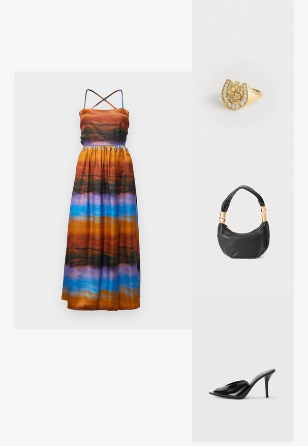 Maxi obleka iz večbarvnega blaga z oranžnimi, črnimi, vijoličnimi in modrimi vodoravnimi črtami; nastavljive naramnice; nabrana pas.; Črne usnjene mule s visokimi petami, odprto nosilo, bodičast dizajn, gladka tekstura in ozka stiletnica.; Črna usnjena torbica okrogle oblike, mehke teksture, z vozlanim ročajem in zlatimi kovinskimi dodatki. Zadrga za zapiranje.; Zlati prstan s krožno zasnovo znotraj podkve, okrašen z majhnimi prozornimi dragulji, na beli podlagi.