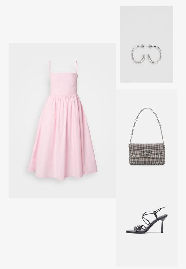 Abito rosa a linea ad A con spalline sottili, corpino aderente e gonna arricciata. Realizzato in tessuto liscio, presenta una sottile trama e una tasca laterale.; Sandali neri con tacco alto presentano sottili cinturini con design annodato, una punta quadrata liscia e un elegante tacco a spillo.; Borsa a mano metallica grigia chiara con tracolla a catena, impreziosita da piccoli chiodi metallici circolari e da un logo triangolare del marchio.; Orecchini a cerchio in argento con superficie liscia e lucida, caratterizzati da una forma curva e chiusura a perno. Design minimalista con finitura moderna.