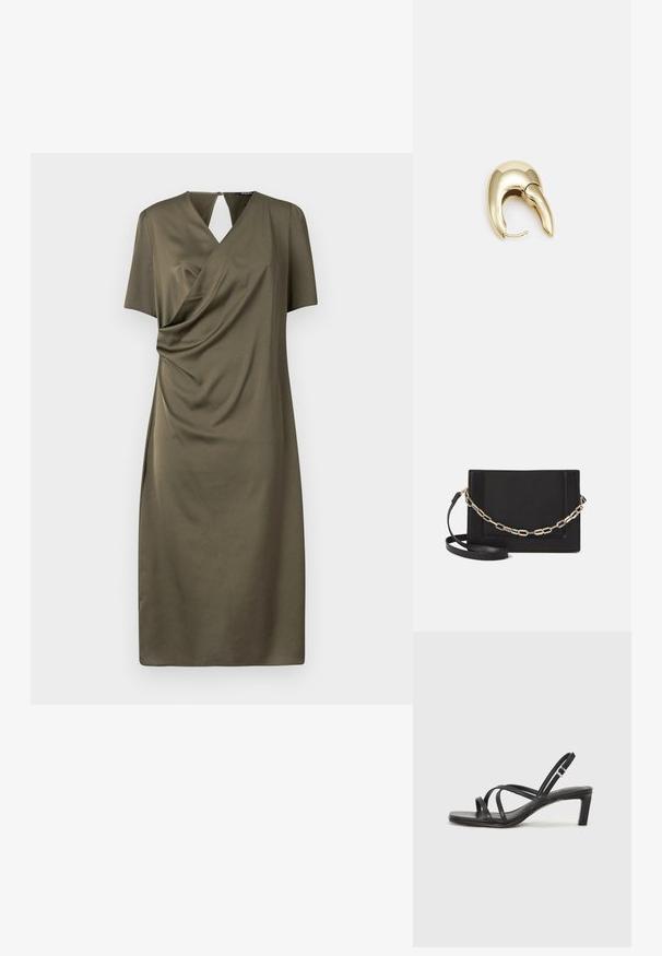 Olíva zöld, rövidujjú ruha V-kivágással és kulcslyuk hátkivágással. Az anyaga sima, az egyik oldalon redőzött részletekkel és térdhez érő hosszal.; Fekete pántos szandál négyzetes orral és alacsony blokk sarkal. Több vékony pánttal és állítható boka pánttal rendelkezik. Sima bőrből készült.; Fekete bőr keresztpántos táska, sima textúrával, téglalap alakú és fém lánc részlettel az elején. Állítható pánttal ellátva.; Aranyszínű fém fülbevaló, elegáns, ívelt formával. Különleges hegyes alak, fényes felszín és zsanéros záródás jellemzi.