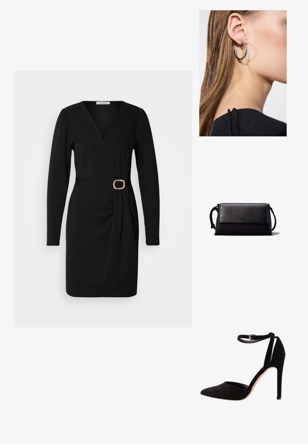 Czarna sukienka o kroju kopertowym z długimi rękawami, dekoltem w kształcie litery V i marszczeniem po boku. Posiada materiałowy pasek z okrągłą złotą klamrą. Gładka tekstura.; Czarne zamszowe szpilki z szpiczastym noskiem, zapięciem w kostce i obcasem w szpilkę. Projekt wyróżnia się gładką teksturą i minimalnymi detalami.; Czarna skórzana kopertówka o prostokątnym kształcie, gładkiej fakturze, płaskim zapięciu na klapę i małym uchwycie z boku. Posiada subtelne logo.; Srebrny kolczyk w kształcie koła z polerowanym wykończeniem, z małymi złotymi akcentami, noszony na płatku ucha.