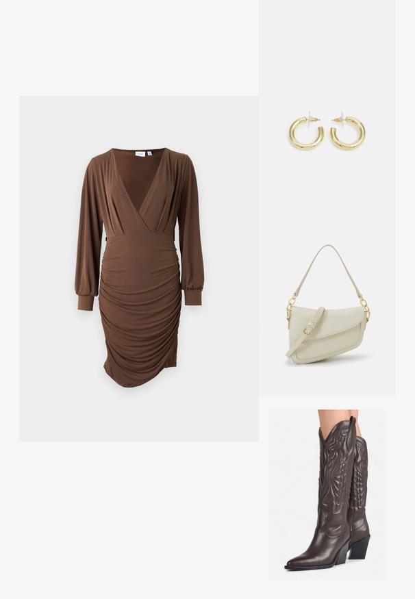 Barna ruha puha anyagból, mély V nyakkivágással, hosszú ujjal és oldalt gyűrött textúrával, testre simuló siluettel.; Barna bőr cowboy csizmák hegyes orral és blokk sarkal, részletes varrással és kiemelkedő díszítésekkel a szárán.; Kis krémszínű táska texturált felülettel, hosszú, állítható pánttal, láncos díszítéssel és fedéllel záródik. Aranyszínű fém részletek.; Arany fülbevalók sima, fényes felülettel. Kör alakú dizájn, amely kis kapoccsal és átlátszó tartozékkal rendelkezik a biztonságos viselés érdekében.