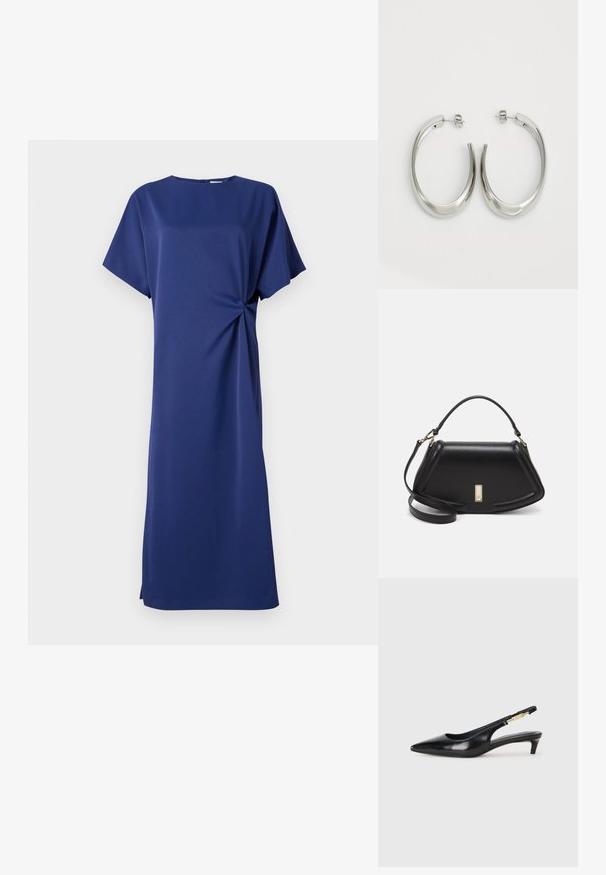Mornarice plava haljina kratkih rukava, okruglog izreza, s detaljem čvora sa strane. Izrađena od glatke tkanine, ima ravni kroj i dužinu do koljena.; Crne kožne sandale s petom, s izduženim vrhom, imaju usku petu i zlatni akcent na podesivoj traci. Glatka tekstura.; Crna kožna torba s strukturiranim dizajnom, s krojenim oblikom, gornjom drškom i zlatnim detaljima. Uključena je podesiva ramena traka.; Srebrne kružne naušnice s glatkim, zakrivljenim dizajnom. Imaju sjajnu metalnu završnu obradu i kopču na tipku. Nema vidljivih uzoraka ili ukrasa.