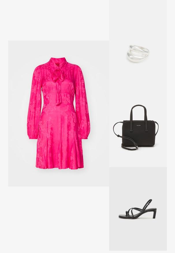 Rosa Blumenkleid mit langen Ärmeln, hohem Kragen und einer Schleifendetail am Hals. Hergestellt aus glänzendem Stoff mit einem ausgestellten Rock.; Schwarze Sandale mit Riemchen, quadratischer Zehenform und niedrigem Blockabsatz. Verfügt über mehrere dünne Riemen und einen verstellbaren Knöchelriemen. Hergestellt aus glattem Leder.; Schwarze Handtasche mit zwei kurzen, doppelt geflochtenen Griffen und einem abnehmbaren Schulterriemen. Glattes, lederähnliches Material mit einem Reißverschluss und Logodetail.; Silberner Doppelring mit einer glatten, polierten Oberfläche. Verfügt über ein fließendes, kurviges Design mit überlappenden Abschnitten für einen modernen Look.