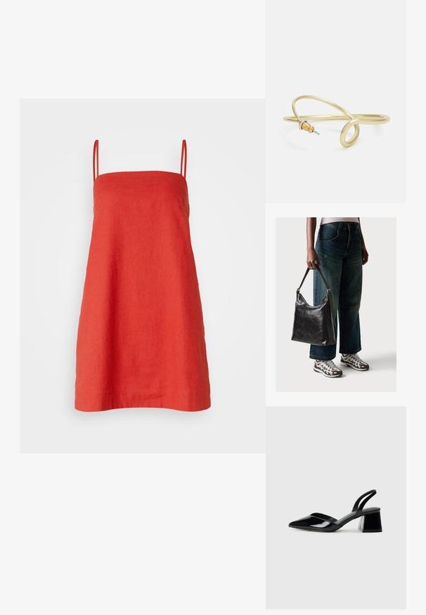 Abercrombie & Fitch TRAPEZE SKORT - Freizeitkleid - rococco red; Schwarze Lackleder-Slingback-High Heels mit spitzem Schuh und einem geometrischen Blockabsatz. Verfügt über ein schlankes, minimalistisches Design und eine glatte Textur.; Schwarze Leder-Schultertasche mit glatter Textur und verstellbarem Riemen, kombiniert mit ausgewaschenen weit geschnittenen Jeans und sportlichen Sneakern.; Goldfarbener Metallarmreif mit fließendem, geschwungenem Design. Er verfügt an einem Ende über einen kleinen, auffälligen, silberfarbenen Akzent.