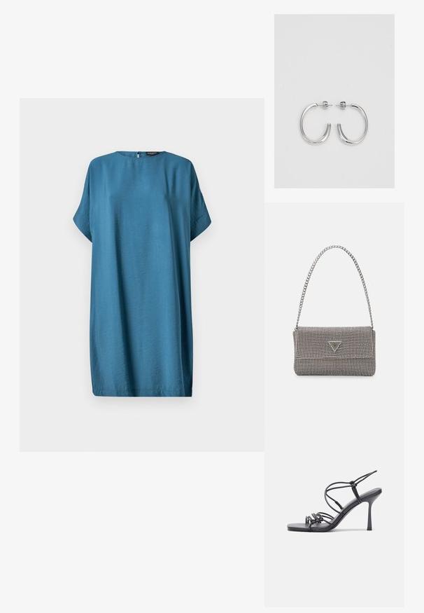 Teal oversize ruha kerek nyakkivágással, rövid ujjal és hátsó kulcslyuk zárással. Simább, könnyű anyagból készült.; Fekete magas sarkú szandálok vékony pántokkal, csomózott mintával, sima négyzetes orral és karcsú stiletto sarkal rendelkeznek.; Világosszürke fémes kézitáska lánc pánttal, kis kör alakú fém kifinomult díszítéssel és háromszög alakú márkagéppel.; Ezüst karika fülbevalók sima, fényes felülettel. Lekerekített forma, könnyű kialakítással, tűs zárómechanizmussal.