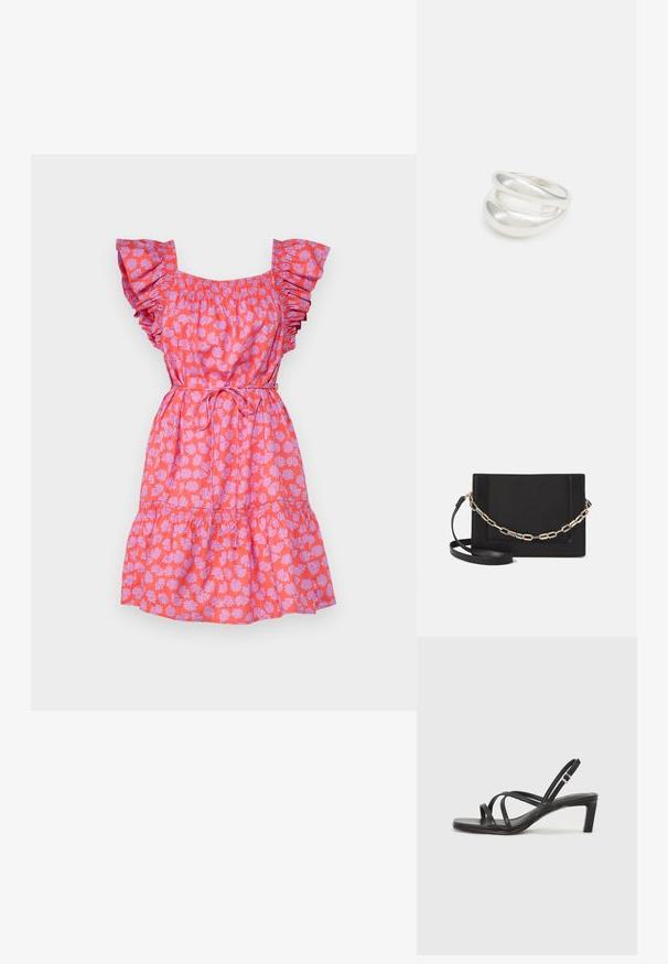 Ružové kvety na šatách s volánovými rukávmi, elastickým pásom, rozšírenou sukňou a detailom viazania v páse. Obsahuje vzor sedmokrások.; Čierne sandále na vysokom podpätku so štvorcovou špičkou a nízkym blokovým podpätkom. Obsahujú viacero tenkých popruhov a nastaviteľný členkový popruh. Vyrobené z hladkej kože.; Čierna kožená crossbody taška s hladkou textúrou, obdĺžnikovým tvarom a kovovým reťazovým detailom na prednej strane. Súčasťou je nastaviteľný popruh.; Strieborný prsteň s dvojitým pásikom s hladkým, lesklým povrchom. Má plynulý, zakrivený dizajn s prekryvajúcimi sa časťami pre moderný vzhľad.