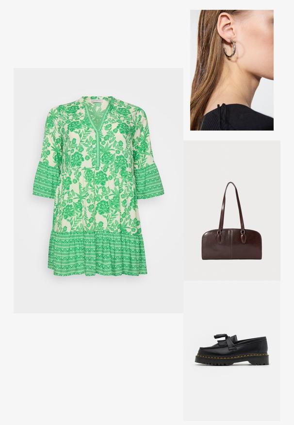 Zelená květinová tunika s výstřihem ve tvaru V a zvonovými rukávy. Vyrobena z lehkého materiálu, zdobená složitými vzory listů a s volánovým lemem ve vrstvách.; Černé kožené mokasíny s třásněmi, se silnou černou podrážkou a žlutým prošíváním podél okraje. Texturovaný povrch.; Hnědá kožená kabelka s dvěma dlouhými uchy, strukturovaným obdélníkovým tvarem, hladkou texturou a zaoblenými hranami. Obsahuje dekorativní detaily na uších.; Stříbrný kruhový náušník s lesklým povrchem, zdobený malými zlatými akcenty, v kulatém tvaru, nošený na lalůčku.