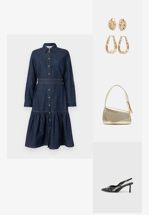Denimklänning med krage, full knäppning framtill, långa ärmar och en volangkjol. Mörkblå färg med guldfärgade knappar och sömmar.; Svart lackläder slingbacksko med spetsig tå, ankelremmar med silverfärgade spännen och detaljer samt en smal klack.; Guldfärgad metallhandväska med en strukturerad design, slät textur och justerbar rem. Har en unik triangulär form och minimalistisk sömnad.; Örhängen i guldton med texturerade, vågiga former. Inkluderar skulpturala clip-on-stift och öppen hoop-design med hamrad finish.