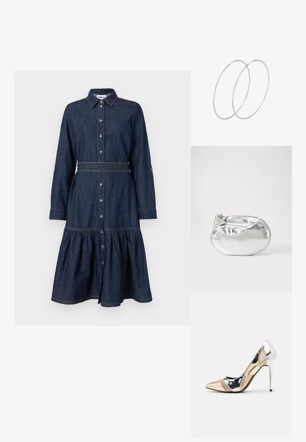 Sukienka dżinsowa z kołnierzykiem, pełnym zapięciem na guziki, długimi rękawami i falbanistym dołem. Ciemnoniebieski kolor z guziczkami i przeszyciami w złotym odcieniu.; Czółenka na wysokim obcasie z wąskim noskiem w kolorze srebrnym, złotym i nude. Lśniące wykończenie z wycięciami, z obcasem w stylu stiletto.; Srebrna metaliczna torba worek o miękkim, zaokrąglonym kształcie i zawiązywanym z góry zapięciem. Wykonana z gładkiego materiału imitującego skórę.; Srebrne kolczyki w formie obręczy o minimalistycznym designie. Okrągły kształt, gładka faktura i cienki profil. Lekkie, z polerowanym wykończeniem.