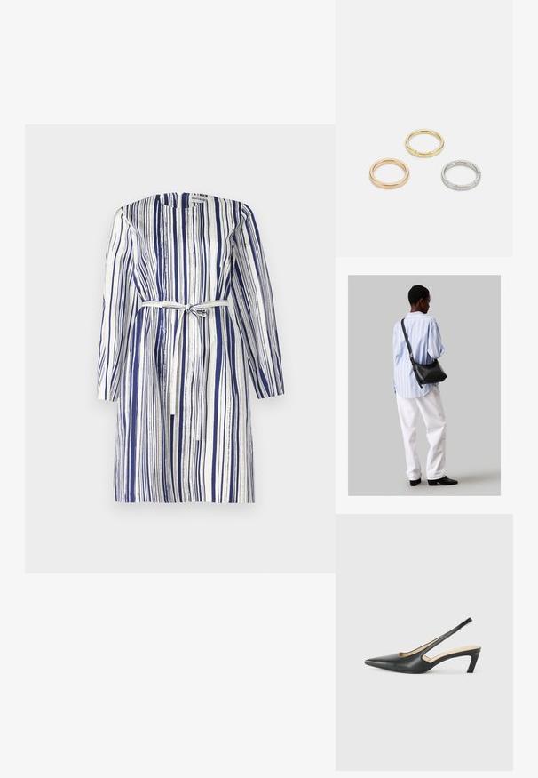 Svītrainā kleita tumši zilā un baltā krāsā, ar pogu priekšpusi, garām piedurknēm un jostu, kas ļauj pielāgot izmēru.; Melna, ar smailu purngalu, slingback kurpe ar zemu papēdi, izgatavota no gludas ādas materiāla un ar izgriezumiem sānos gaisa caurlaidībai.; Melna ādas plecu soma ar mīkstu tekstūru, trīsstūra formu un regulējamu siksnu, apvienota ar gaiši zilu svītrotu krekli un baltām biksēm.; Trīs metāla gredzeni: viens rozā zeltā, viens zeltā ar teksturētiem akcentiem un viens sudraba, visiem ar iegravētām zīmola atzīmēm iekšējā joslā.