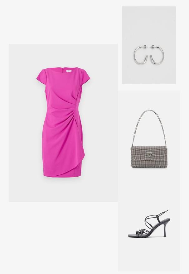 Módne ružové šaty s krátkymi priesvitnými rukávmi, výstrihom do okrúhla a diagonálnym zberom vpredu. Obsahujú diskrétny zips na chrbte.; Čierne sandále na vysokom podpätku majú tenké remienky s uzlovým dizajnom, hladký štvorcový špičku a elegantný stiletto podpätok.; Svetlošedá metalická kabelka s reťazovým popruhom, ozdobená malými kruhovými kovovými štítkami a trojuholníkovým logom značky.; Strieborné kruhové náušnice s hladkým a lesklým povrchom. Okrúhly tvar, ľahký dizajn, s uzáverom na kolík.