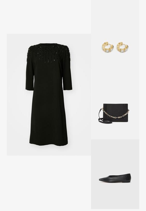 Robe noire avec un col rond et des manches trois-quarts. Le corps présente des accents perlés disposés en motif vertical.; Ballerines noires en cuir, à bout pointu, design minimaliste, texture lisse, talon bas, sans matériel ni embellissements visibles.; Sac bandoulière en cuir noir avec une texture lisse, de forme rectangulaire et un détail en chaîne métallique à l'avant. Sangle réglable incluse.; Boucles d'oreilles créoles en or avec un design texturé et trois accents de cristal clair d'un côté, offrant une esthétique géométrique moderne.