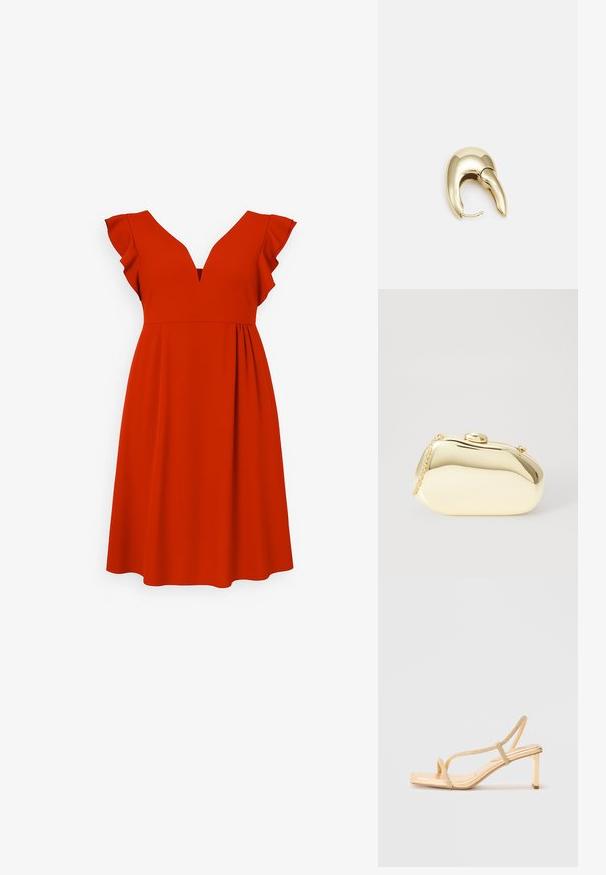 Raudona suknelė su V formos iškirpte ir lengvomis rankovėmis, turinti prigludusį liemenį ir laisvą sijoną, pagaminta iš lygaus, švelnaus audinio.; Auksinės stilingos aukštakulnės šlepetės su dekoruotais dirželiais, kvadrato formos pirštu ir plonu bloku, suteikiančiu stabilumo.; Metalinis auksinis rankinukas su glotnia, suapvalinta forma, turintis viršutinį mygtuko užsegimą ir mažą grandinėlės dirželį nešiojimui.; Aukso tono metalinės auskarai su stilingu, kreiviu dizainu. Išsiskiria ryškiu smailiu pavidalu, poliruota paviršiumi ir užsegimu su vyriu.