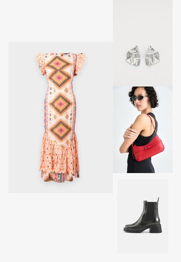 Midi šaty s potlačou v pastelovej ružovej farbe, s volánovými krátkymi rukávmi, s diamantovými vzormi v oranžovej a modrej farbe a so splývavými volánovými lemami.; Čierne kožené členkové čižmy s hladkým povrchom, elastickými bočnými panelmi a masívnym opätkom. Obsahujú úchyt na jednoduchšie obúvanie.; Červená kožená taška cez rameno s hladkým povrchom, zakriveným dizajnom a dekoračnou sponou. Nastaviteľný popruh a zips.; Strieborné kovové náušnice s vlnitým, sochárskym dizajnom, s lešteným povrchom a nepravidelnými tvarmi, ktoré zvýrazňujú súčasnú estetiku.