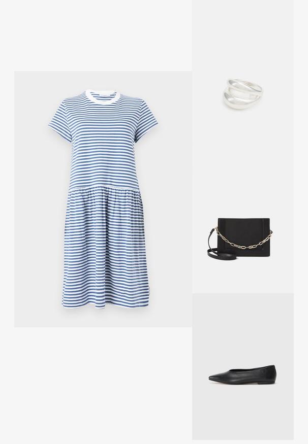 Prugasta haljina u plavoj i bijeloj boji, izrađena od mekanog pamuka, s okruglim izrezom, kratkim rukavima i naboranom suknjom.; Crne kožne balerinke, uski vrh, minimalistički dizajn, glatka tekstura, niska peta, bez vidljivih dodataka ili ukrasa.; Crna kožna torba preko tijela s glatkom teksturom, pravokutnim oblikom i metalnim lancem na prednjoj strani. Uključena je podesiva naramenica.; Srebrna dvostruka prsten s glatkom, poliranom površinom. Karakterizira ga fluidan, zakrivljen dizajn s preklapajućim sekcijama za moderan izgled.