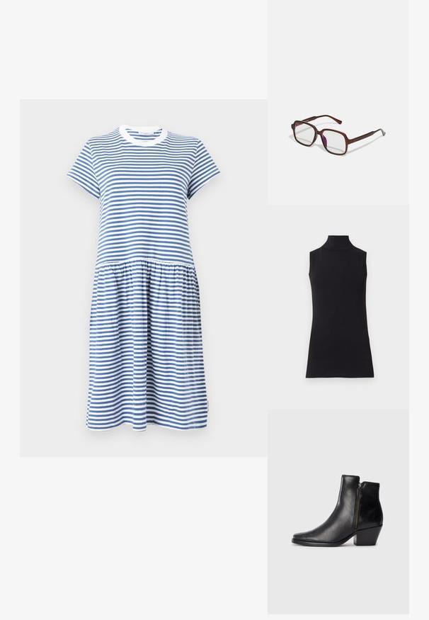 Prúžkované šaty v modrej a bielej farbe, vyrobené z mäkkej bavlny, s okrúhlym výstrihom, krátkymi rukávmi a nariasenou sukňou.; Čierny bezramienkový rolák z hladkej látky. Priliehavý strih s vysokým golierom a rovnými zakončeniami, minimalistický a v jednoliatej farbe.; Čierne kožené členkové topánky s špicatou špičkou, bočným zipsom a robustným podpätkom. Hladká textúra a minimalistický dizajn.; Hnedé, obdĺžnikové dioptrické okuliare s priehľadnými šošovkami a fialovými odtieňmi. Hladký plastový rám so zásadnými nožičkami a jemnými akcentmi.; Zlaté kruhové náušnice s textúrovaným, nepravidelným tvarom. Majú bezšvové uzatváranie a lesklý povrch, čo podčiarkuje moderný dizajn.