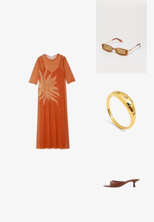 Duga narandžasta mrežasta haljina s kratkim rukavima i okruglim dekolteom, koja na prednjoj strani ima veliki svijetložuti grafički prikaz sunca.; Smeđe sandale s otvorenom nožnom prstom i potpeticom, s glatkom, mat završnom obradom, koje imaju zakrivljen dizajn i prozirnu, suženu potpeticu.; Smeđe kornjačaste sunčane naočale s pravokutnim okvirima, zlatnim metalnim rukama i svijetlosmešnim staklima. Modernog dizajna, bez vidljivih logotipa.; Zlatni prsten s glatkim, zaobljenim remenom koji sadrži pet zvjezdanih akcenta, od kojih je svaki ukrašen obojenim dragim kamenjem u ružičastoj, zelenoj i plavoj boji.