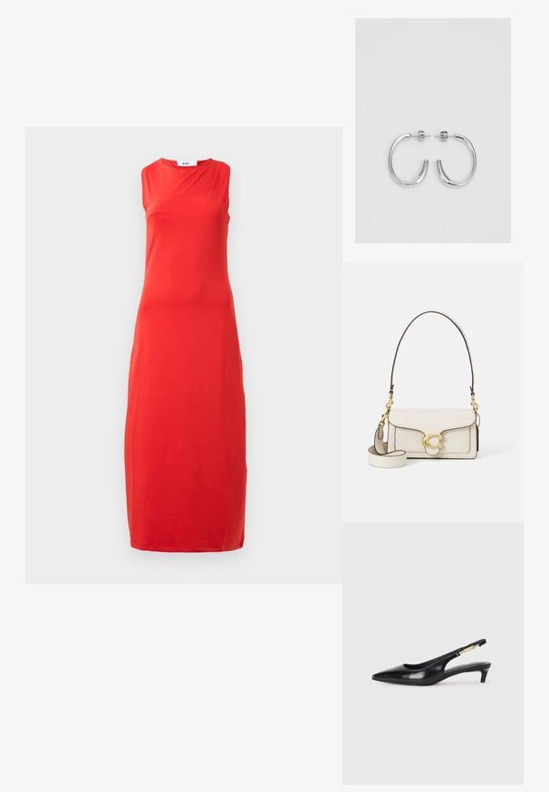 Abito rosso senza maniche, lungo fino al pavimento, con un alto collo rotondo e un leggero drappeggio nei dettagli del colletto.; Tacchi slingback in pelle nera con punta affusolata, caratterizzati da un tacco alto e un accento dorato sulla cinghia regolabile. Texture liscia.; Borsa a mano in pelle crema con un design strutturato, bordi neri a contrasto, hardware dorato e tracolla rimovibile con logo distintivo.; Orecchini a cerchio in argento con una finitura liscia e lucente. Forma arrotondata, design leggero, con chiusura a perno.