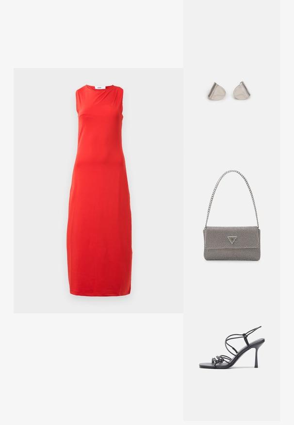 Uten ermer, gulvlang rød kjole med høy rund hals og subtile draperinger ved kragen.; Svart høye hælsandaler har tynne stropper med en knyttet design, en glatt firkantet tå og en elegant stiletto-hæl.; Lys grå metallisk håndveske med kjedehank, dekorert med små sirkulære metalliske nagler og en triangel merkevarelogo.; Sølvmetalløreringer med en jevn, dråpeform og en polert finish. Subtile graveringer legger til detaljer. Minimalistisk design.